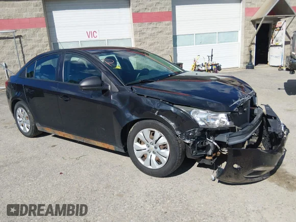 ✅ 2015 Chevrolet Cruze LS • VIN: 1G1PA5SG2F7223149 • Lot: 45393508. Wystawiony na IAAI z przebiegiem 103 900 mil. Bezpłatny archiwum sprzedaży aukcyjnych z USA i szczegółowy raport historii pojazdu na DreamBid. Zdjęcie 1.