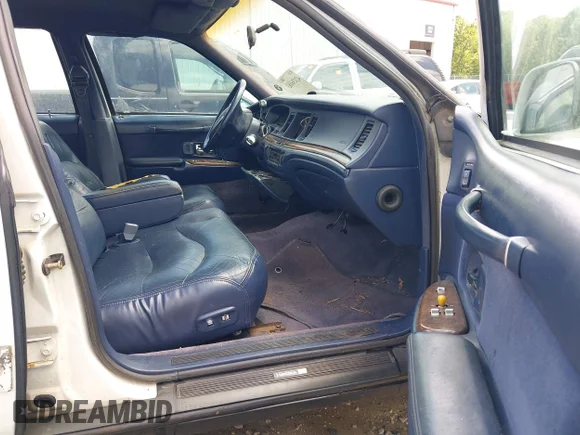 ✅ 1996 Lincoln Town Car Signature • VIN: 1LNLM82W4TY620840 • Lot: 42436683. Wystawiony na IAAI z przebiegiem 276 055 mil. Bezpłatny archiwum sprzedaży aukcyjnych z USA i szczegółowy raport historii pojazdu na DreamBid. Zdjęcie 5.