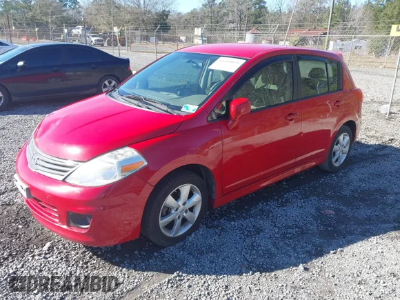 ✅ 2010 Nissan Versa SL • VIN: 3N1BC1CP7AL393095 • Lot: 44184025. Wystawiony na IAAI z przebiegiem 122 816 mil. Bezpłatny archiwum sprzedaży aukcyjnych z USA i szczegółowy raport historii pojazdu na DreamBid. Zdjęcie 2.