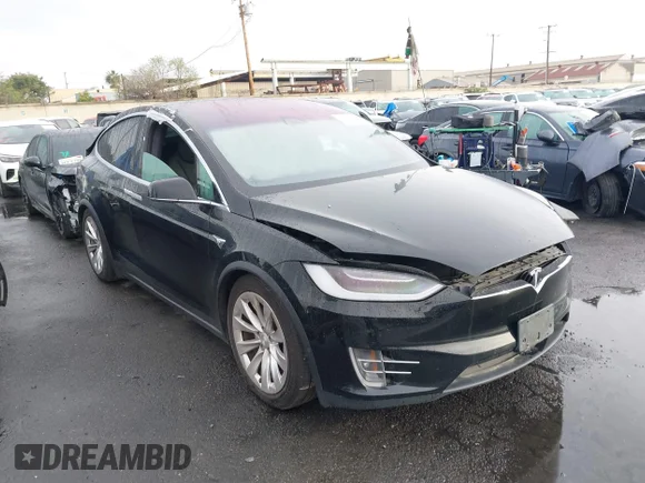 ✅ 2018 Tesla Model X 75D • VIN: 5YJXCDE25JF142550 • Лот: 43969989. Опубликован ранее на IAAI с пробегом Не указан. Бесплатный доступ к архиву аукционных продаж из США и подробный отчёт об истории автомобиля на DreamBid. Изображение 1.