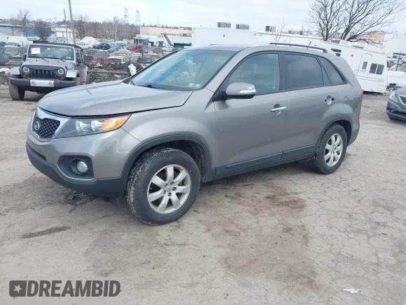 ✅ 2013 Kia Sorento LX • VIN: 5XYKT3A65DG383566 • Lot: 44385817. Wystawiony na IAAI z przebiegiem Nie podano. Bezpłatny archiwum sprzedaży aukcyjnych z USA i szczegółowy raport historii pojazdu na DreamBid. Zdjęcie 2.