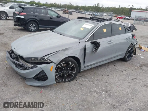 ✅ 2021 Kia K5 GT-Line • VIN: 5XXG64J27MG052069 • Lot: 44136208. Wystawiony na IAAI z przebiegiem 104 292 mil. Bezpłatny archiwum sprzedaży aukcyjnych z USA i szczegółowy raport historii pojazdu na DreamBid. Zdjęcie 2.
