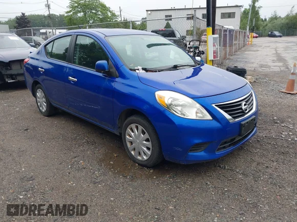 ✅ 2013 Nissan Versa S • VIN: 3N1CN7AP7DL874411 • Lot: 42697033. Wystawiony na IAAI z przebiegiem 172 932 mil. Bezpłatny archiwum sprzedaży aukcyjnych z USA i szczegółowy raport historii pojazdu na DreamBid. Zdjęcie 1.