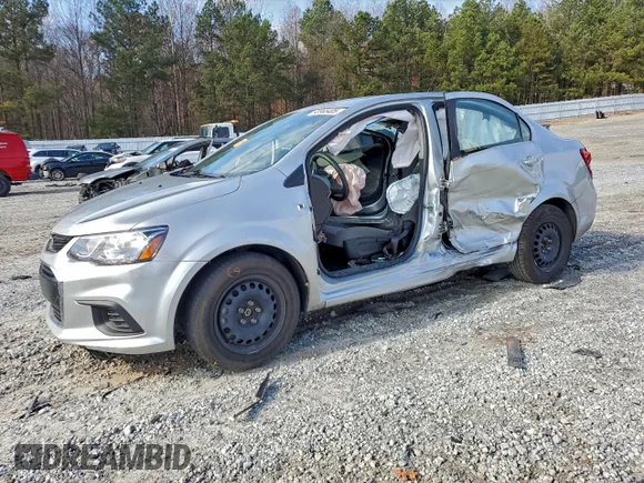 ✅ 2020 Chevrolet Sonic LS • VIN: 1G1JB5SB2L4138249 • Lot: 93965405. Wystawiony na Copart z przebiegiem Nie podano. Bezpłatny archiwum sprzedaży aukcyjnych z USA i szczegółowy raport historii pojazdu na DreamBid. Zdjęcie 1.