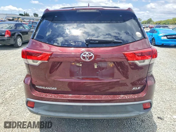 ✅ 2018 Toyota Highlander XLE • VIN: 5TDKZRFHXJS281108 • Lot: 55061476. Wystawiony na Copart z przebiegiem 213 477 mil. Bezpłatny archiwum sprzedaży aukcyjnych z USA i szczegółowy raport historii pojazdu na DreamBid. Zdjęcie 6.