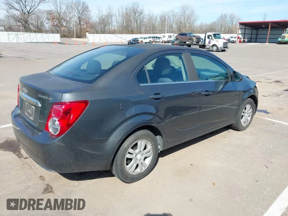 ✅ 2013 Chevrolet Sonic LT • VIN: 1G1JC5SG9D4200983 • Lot: 44410829. Wystawiony na IAAI z przebiegiem 156 358 mil. Bezpłatny archiwum sprzedaży aukcyjnych z USA i szczegółowy raport historii pojazdu na DreamBid. Zdjęcie 4.