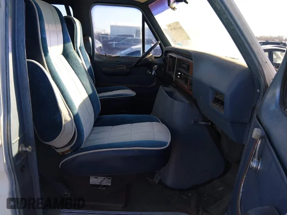 ✅ 1986 Ford Econoline Cargo • VIN: 1FBHS31H0GHB67025 • Lot: 44164079. Wystawiony na IAAI z przebiegiem 29 720 mil. Bezpłatny archiwum sprzedaży aukcyjnych z USA i szczegółowy raport historii pojazdu na DreamBid. Zdjęcie 5.