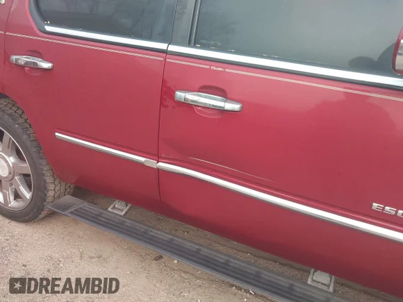 ✅ 2010 Cadillac Escalade • VIN: 1GYUKEEJ5AR243238 • Lot: 43786367. Wystawiony na IAAI z przebiegiem 188 969 mil. Bezpłatny archiwum sprzedaży aukcyjnych z USA i szczegółowy raport historii pojazdu na DreamBid. Zdjęcie 6.