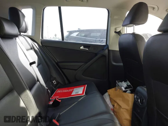 ✅ 2016 Volkswagen Tiguan S • VIN: WVGAV7AX0GW585322 • Lot: 44175910. Wystawiony na IAAI z przebiegiem 127 990 mil. Bezpłatny archiwum sprzedaży aukcyjnych z USA i szczegółowy raport historii pojazdu na DreamBid. Zdjęcie 8.