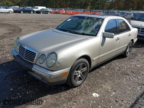 ✅ 1999 Mercedes-Benz E 320 • VIN: WDBJF82H8XX021943 • Лот: 43513749. Опубліковано раніше на IAAI з пробігом 233 296 миль. Безкоштовний доступ до архіву аукціонних продажів зі США та докладний звіт про історію автомобіля на DreamBid. Зображення 2.