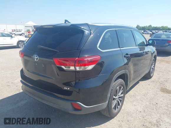 ✅ 2018 Toyota Highlander SE • VIN: 5TDKZRFH2JS261015 • Лот: 45107664. Опубліковано раніше на IAAI з пробігом 134 086 миль. Безкоштовний доступ до архіву аукціонних продажів зі США та докладний звіт про історію автомобіля на DreamBid. Зображення 4.