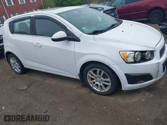 ✅ 2015 Chevrolet Sonic LT • VIN: 1G1JC6SB0F4115673 • Lot: 45129002. Wystawiony na IAAI z przebiegiem 96 785 mil. Bezpłatny archiwum sprzedaży aukcyjnych z USA i szczegółowy raport historii pojazdu na DreamBid. Zdjęcie 1.