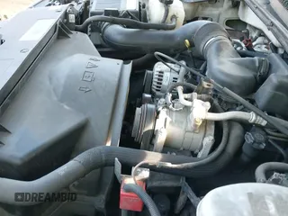 2004 Chevrolet Silverado 1500 Work Truck z VIN 1GCEC14X14Z201305, wystawiony jako IAAI lot #41619446 z przebiegiem 166 615 mil mil oraz . Historia ofert i sprzedaży dostępna na DreamBid. Obrazek 12.