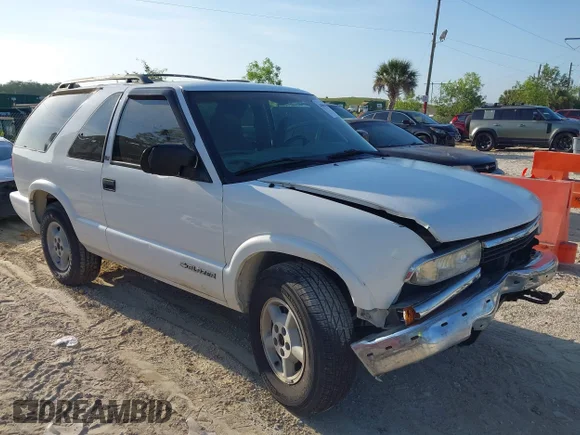 ✅ 1999 Chevrolet Blazer LS • VIN: 1GNCT18W5XK230495 • Lot: 44863450. Wystawiony na IAAI z przebiegiem 147 745 mil. Bezpłatny archiwum sprzedaży aukcyjnych z USA i szczegółowy raport historii pojazdu na DreamBid. Zdjęcie 1.