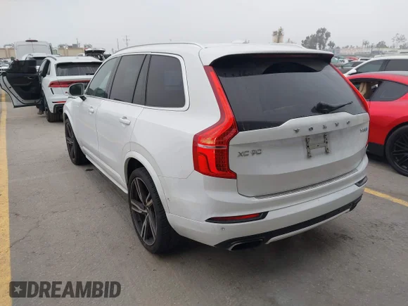 ✅ 2018 Volvo XC90 R-Design • VIN: YV4102KM1J1346521 • Lot: 44711520. Wystawiony na IAAI z przebiegiem 149 422 mil. Bezpłatny archiwum sprzedaży aukcyjnych z USA i szczegółowy raport historii pojazdu na DreamBid. Zdjęcie 3.