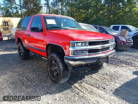 ✅ 1996 Chevrolet Tahoe • VIN: 3GNEK18R4TG131125 • Lot: 43355768. Wystawiony na IAAI z przebiegiem 299 125 mil. Bezpłatny archiwum sprzedaży aukcyjnych z USA i szczegółowy raport historii pojazdu na DreamBid. Zdjęcie 1.