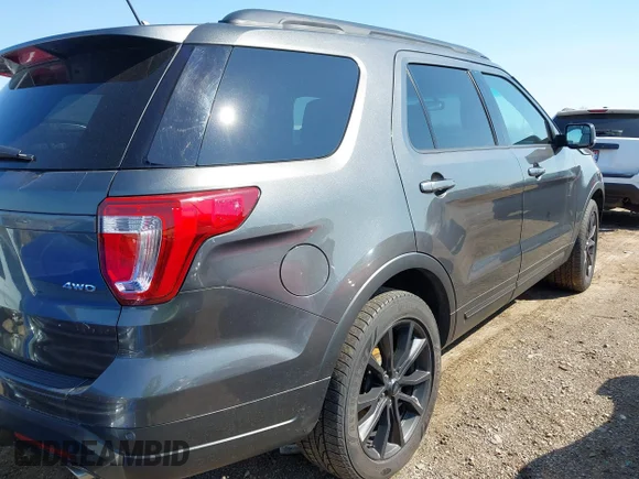 ✅ 2018 Ford Explorer XLT • VIN: 1FM5K8D83JGA65962 • Лот: 44813031. Опубліковано раніше на IAAI з пробігом 146 105 миль. Безкоштовний доступ до архіву аукціонних продажів зі США та докладний звіт про історію автомобіля на DreamBid. Зображення 4.
