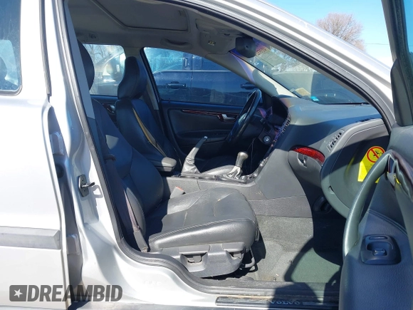 ✅ 2004 Volvo V70 • VIN: YV1SW61T742411502 • Лот: 41353231. Опубліковано раніше на IAAI з пробігом 239 912 миль. Безкоштовний доступ до архіву аукціонних продажів зі США та докладний звіт про історію автомобіля на DreamBid. Зображення 5.