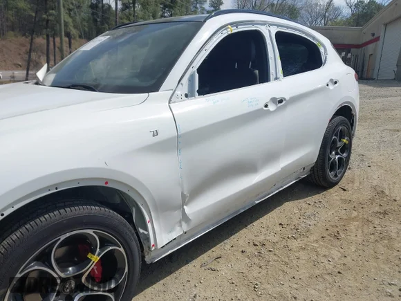 ✅ 2023 Alfa Romeo Stelvio Veloce • VIN: ZASPAKBN2P7D59164 • Лот: 44727535. Опубліковано раніше на IAAI з пробігом 143 500 миль. Безкоштовний доступ до архіву аукціонних продажів зі США та докладний звіт про історію автомобіля на DreamBid. Зображення 6.