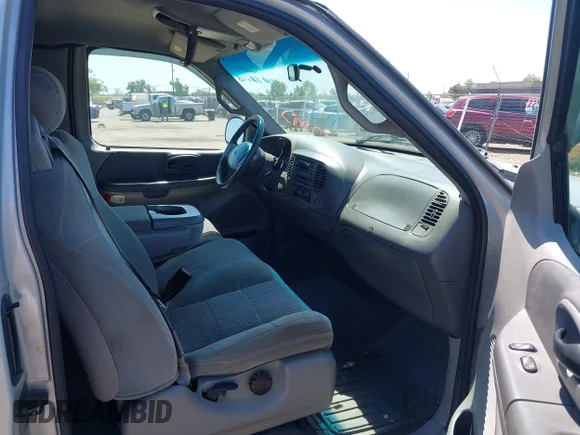 ✅ 2001 Ford F-150 XL • VIN: 1FTRX17LX1NB16108 • Lot: 44900129. Wystawiony na IAAI z przebiegiem 161 610 mil. Bezpłatny archiwum sprzedaży aukcyjnych z USA i szczegółowy raport historii pojazdu na DreamBid. Zdjęcie 5.