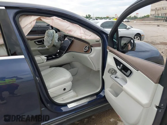 ✅ 2023 Mercedes-Benz EQE 500 • VIN: 4JGGM2CB4PA022756 • Lot: 42460440. Wystawiony na IAAI z przebiegiem 13 785 mil. Bezpłatny archiwum sprzedaży aukcyjnych z USA i szczegółowy raport historii pojazdu na DreamBid. Zdjęcie 5.