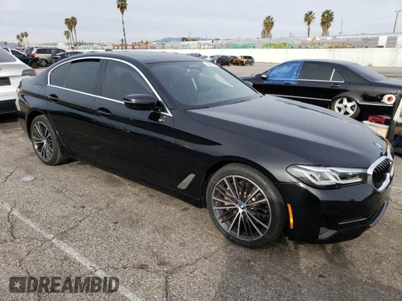 ✅ 2022 BMW 5 Series 530e • VIN: WBA13AG02NCK68171 • Lot: 36579743. Wystawiony na Copart z przebiegiem 3 805 mil. Bezpłatny archiwum sprzedaży aukcyjnych z USA i szczegółowy raport historii pojazdu na DreamBid. Zdjęcie 4.