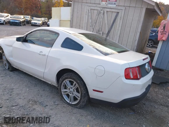 ✅ 2010 Ford Mustang V6 • VIN: 1ZVBP8ANXA5115347 • Lot: 43571688. Wystawiony na IAAI z przebiegiem 96 836 mil. Bezpłatny archiwum sprzedaży aukcyjnych z USA i szczegółowy raport historii pojazdu na DreamBid. Zdjęcie 3.