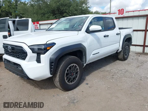 ✅ 2025 Toyota Tacoma SR • VIN: 3TMLB5JN8SM105447 • Lot: 43487043. Wystawiony na IAAI z przebiegiem 13 994 mil. Bezpłatny archiwum sprzedaży aukcyjnych z USA i szczegółowy raport historii pojazdu na DreamBid. Zdjęcie 2.