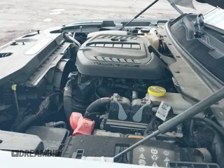 ✅ 2024 Jeep Wagoneer Series II • VIN: 1C4SJVBP6RS150922 • Lot: 43565635. Wystawiony na IAAI z przebiegiem 31 444 mil. Bezpłatny archiwum sprzedaży aukcyjnych z USA i szczegółowy raport historii pojazdu na DreamBid. Zdjęcie 19.