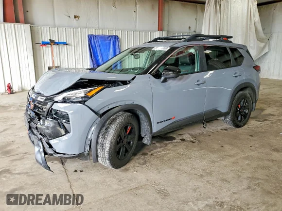 ✅ 2025 Nissan Rogue Rock Creek • VIN: 5N1BT3BB4SC818134 • Lot: 56980956. Wystawiony na Copart z przebiegiem 16 910 mil. Bezpłatny archiwum sprzedaży aukcyjnych z USA i szczegółowy raport historii pojazdu na DreamBid. Zdjęcie 1.