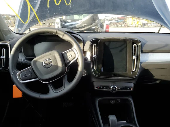 ✅ 2022 Volvo XC40 Momentum • VIN: YV4162UK4N2762945 • Lot: 68403442. Wystawiony na Copart z przebiegiem 17 017 mil. Bezpłatny archiwum sprzedaży aukcyjnych z USA i szczegółowy raport historii pojazdu na DreamBid. Zdjęcie 10.