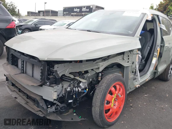 ✅ 2025 Volvo XC40 Core Bright Theme • VIN: YV4L12UJ5S2534091 • Lot: 43129381. Wystawiony na IAAI z przebiegiem 5 259 mil. Bezpłatny archiwum sprzedaży aukcyjnych z USA i szczegółowy raport historii pojazdu na DreamBid. Zdjęcie 6.