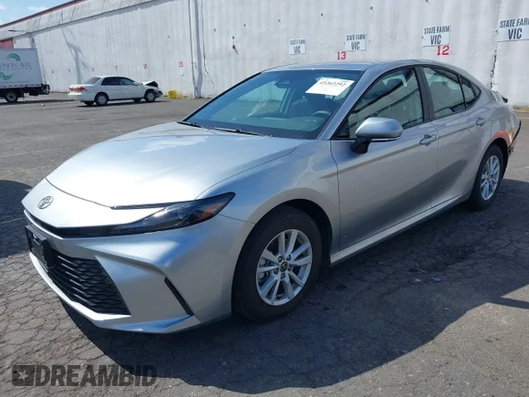 ✅ 2026 Toyota Camry LE • VIN: 4T1DAACK9TU706202 • Лот: 45262292. Опубліковано раніше на IAAI з пробігом 4 832 миль. Безкоштовний доступ до архіву аукціонних продажів зі США та докладний звіт про історію автомобіля на DreamBid. Зображення 2.