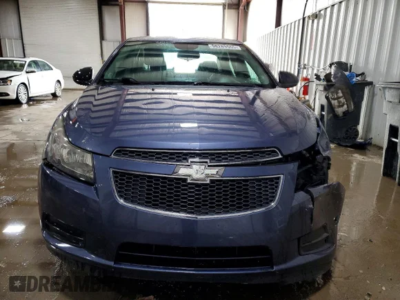 ✅ 2014 Chevrolet Cruze LS • VIN: 1G1PA5SG0E7304231 • Lot: 98289565. Wystawiony na Copart z przebiegiem 180 512 mil. Bezpłatny archiwum sprzedaży aukcyjnych z USA i szczegółowy raport historii pojazdu na DreamBid. Zdjęcie 5.