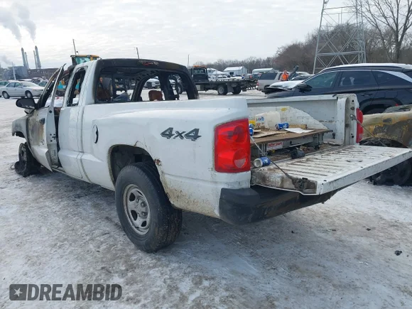 ✅ 2006 Dodge Dakota • VIN: 1D7HW22N76S646807 • Lot: 41304524. Wystawiony na IAAI z przebiegiem Nie podano. Bezpłatny archiwum sprzedaży aukcyjnych z USA i szczegółowy raport historii pojazdu na DreamBid. Zdjęcie 3.