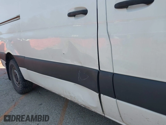 ✅ 2020 Mercedes-Benz Sprinter Cargo • VIN: W1Y70BGY7LT038071 • Lot: 44096069. Wystawiony na IAAI z przebiegiem 177 571 mil. Bezpłatny archiwum sprzedaży aukcyjnych z USA i szczegółowy raport historii pojazdu na DreamBid. Zdjęcie 6.
