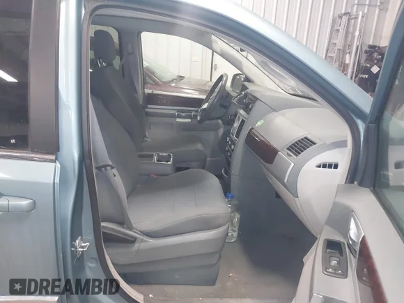 ✅ 2010 Chrysler Town & Country Touring • VIN: 2A4RR5D12AR428246 • Lot: 44510834. Wystawiony na IAAI z przebiegiem 161 273 mil. Bezpłatny archiwum sprzedaży aukcyjnych z USA i szczegółowy raport historii pojazdu na DreamBid. Zdjęcie 5.