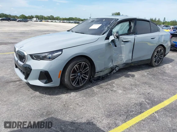 ✅ 2025 BMW 5 Series 530i • VIN: WBA43FJ01SCU85208 • Лот: 42697261. Опубликован ранее на IAAI с пробегом 7 995 миль. Бесплатный доступ к архиву аукционных продаж из США и подробный отчёт об истории автомобиля на DreamBid. Изображение 2.