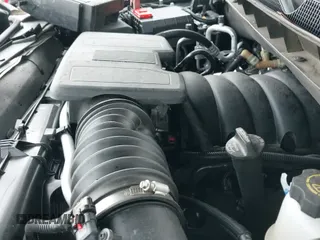 2024 Chevrolet Tahoe RST z VIN 1GNSCRKD0RR302733, wystawiony jako IAAI lot #40800083 z przebiegiem 10 597 mil mil oraz . Historia ofert i sprzedaży dostępna na DreamBid. Obrazek 22.