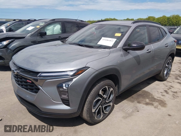✅ 2025 Chevrolet Trax 2RS • VIN: KL77LJEP1SC147816 • Lot: 45106463. Wystawiony na IAAI z przebiegiem 17 025 mil. Bezpłatny archiwum sprzedaży aukcyjnych z USA i szczegółowy raport historii pojazdu na DreamBid. Zdjęcie 2.