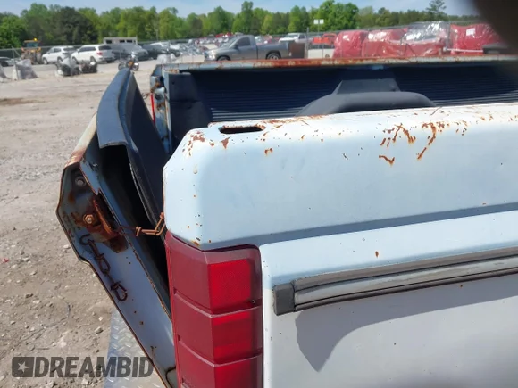 ✅ 1985 Ford F-150 • VIN: 1FTCF15N1FNA55929 • Лот: 44899017. Опубліковано раніше на IAAI з пробігом 56 613 миль. Безкоштовний доступ до архіву аукціонних продажів зі США та докладний звіт про історію автомобіля на DreamBid. Зображення 6.