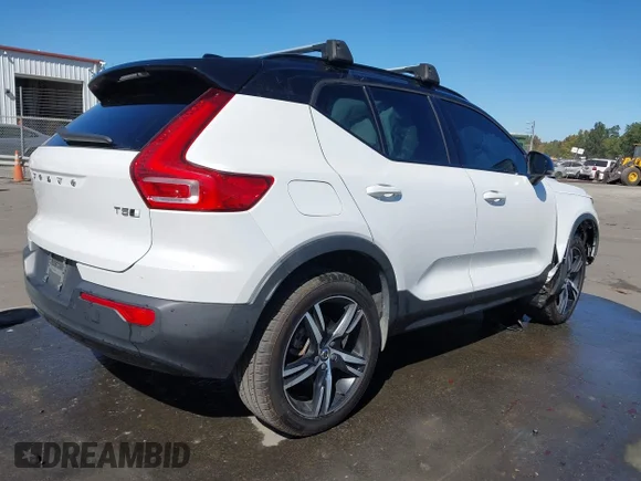 ✅ 2021 Volvo XC40 R-Design • VIN: YV4162UM1M2404976 • Lot: 43458461. Wystawiony na IAAI z przebiegiem 84 938 mil. Bezpłatny archiwum sprzedaży aukcyjnych z USA i szczegółowy raport historii pojazdu na DreamBid. Zdjęcie 4.