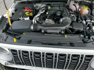 ✅ 2025 Jeep Wrangler Sahara • VIN: 1C4PJXEG2SW537138 • Lot: 68899165. Wystawiony na Copart z przebiegiem 1 211 mil. Bezpłatny archiwum sprzedaży aukcyjnych z USA i szczegółowy raport historii pojazdu na DreamBid. Zdjęcie 15.