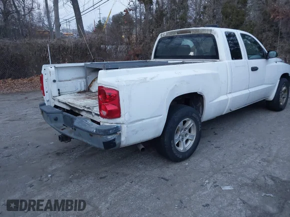 ✅ 2007 Dodge Dakota ST • VIN: 1D7HW22K47S205921 • Lot: 43900388. Wystawiony na IAAI z przebiegiem 141 648 mil. Bezpłatny archiwum sprzedaży aukcyjnych z USA i szczegółowy raport historii pojazdu na DreamBid. Zdjęcie 4.