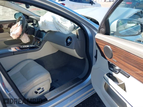 ✅ 2013 Jaguar XJ • VIN: SAJWA1C78D8V45104 • Lot: 41630568. Wystawiony na IAAI z przebiegiem 61 671 mil. Bezpłatny archiwum sprzedaży aukcyjnych z USA i szczegółowy raport historii pojazdu na DreamBid. Zdjęcie 5.