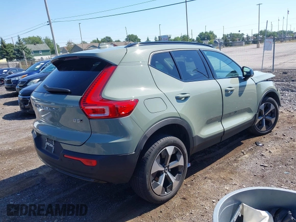 ✅ 2023 Volvo XC40 Plus Dark Theme • VIN: YV4L12UWXP2943450 • Lot: 42844514. Wystawiony na IAAI z przebiegiem 35 388 mil. Bezpłatny archiwum sprzedaży aukcyjnych z USA i szczegółowy raport historii pojazdu na DreamBid. Zdjęcie 4.