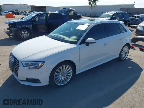 ✅ 2017 Audi A3 e-tron Sportback Premium • VIN: WAUUPBFF1HA111051 • Lot: 43486617. Wystawiony na IAAI z przebiegiem 127 681 mil. Bezpłatny archiwum sprzedaży aukcyjnych z USA i szczegółowy raport historii pojazdu na DreamBid. Zdjęcie 2.
