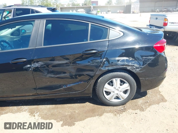✅ 2017 Chevrolet Cruze LS • VIN: 1G1BC5SM3H7129567 • Lot: 44715541. Wystawiony na IAAI z przebiegiem 62 569 mil. Bezpłatny archiwum sprzedaży aukcyjnych z USA i szczegółowy raport historii pojazdu na DreamBid. Zdjęcie 6.