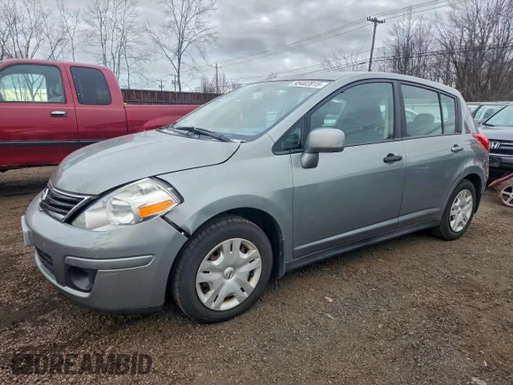 ✅ 2010 Nissan Versa SL • VIN: 3N1BC1CP2AL382862 • Лот: 95402815. Опубліковано раніше на Copart з пробігом 147 668 миль. Безкоштовний доступ до архіву аукціонних продажів зі США та докладний звіт про історію автомобіля на DreamBid. Зображення 1.