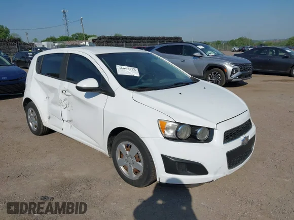 ✅ 2013 Chevrolet Sonic LS • VIN: 1G1JA6SH2D4149167 • Лот: 45095755. Опубліковано раніше на IAAI з пробігом 196 169 миль. Безкоштовний доступ до архіву аукціонних продажів зі США та докладний звіт про історію автомобіля на DreamBid. Зображення 1.